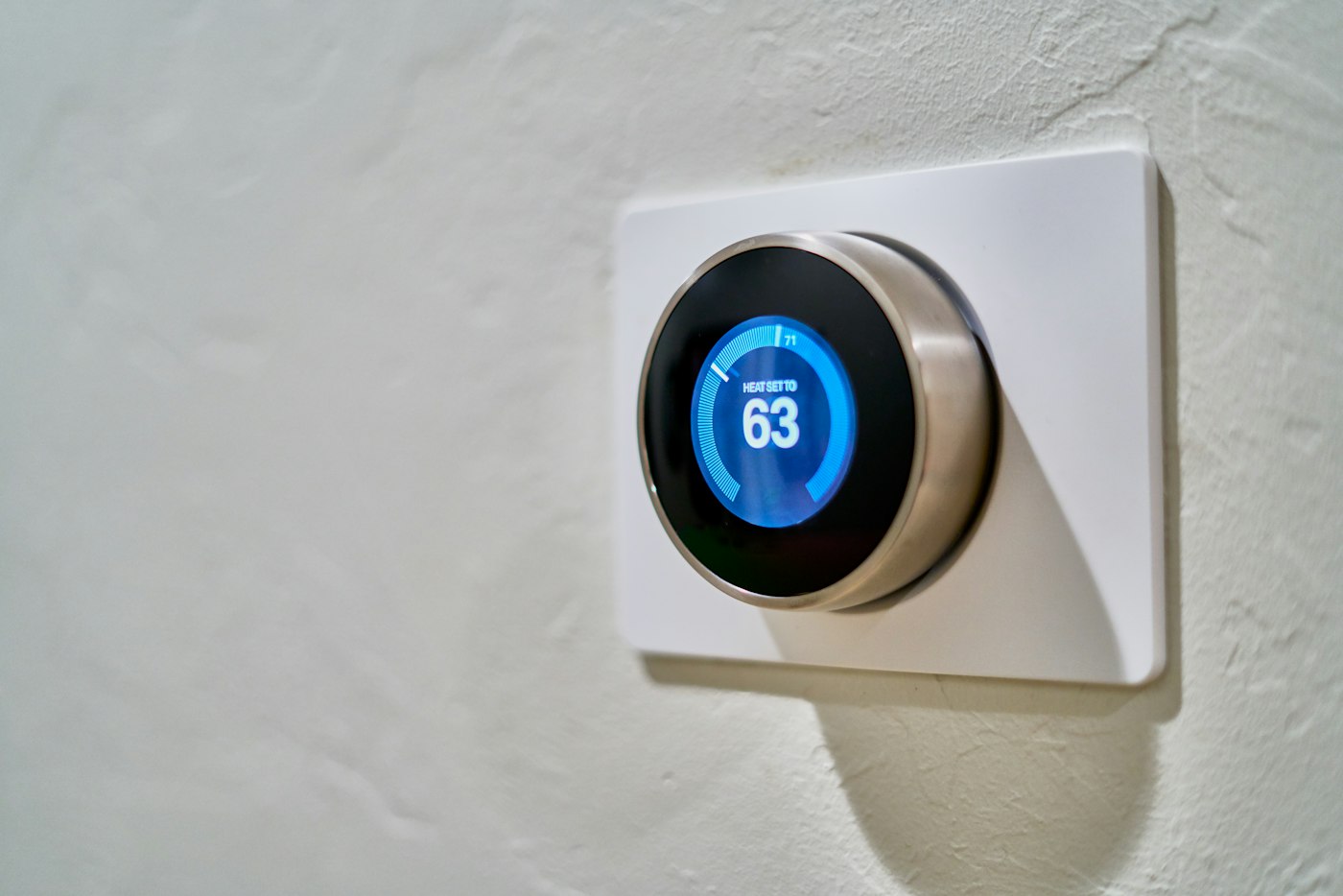 Slimme thermostaat aan een lichte muur