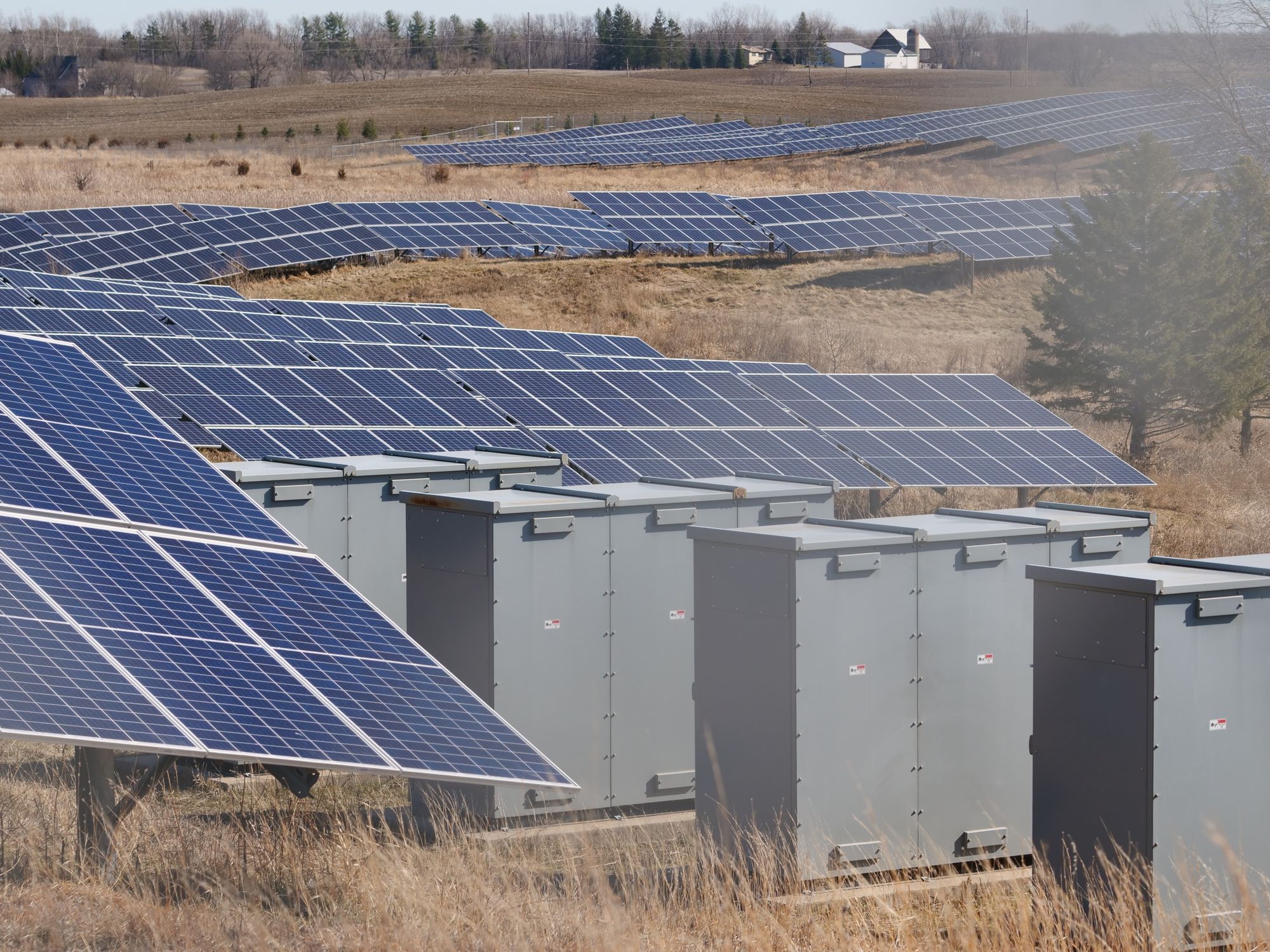 Opslagkasten naast rijen zonnepanelen