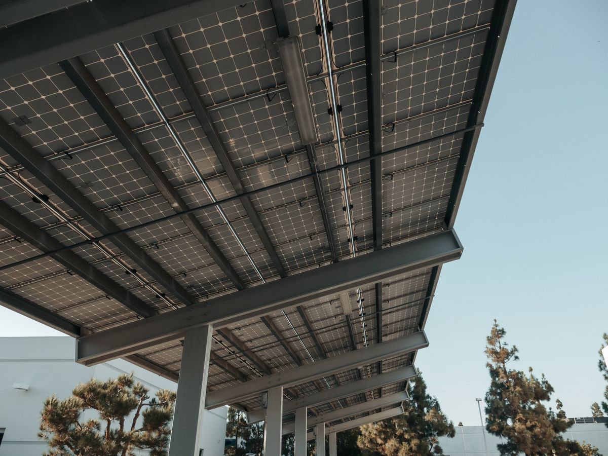 Zonnepanelen van onderen gezien tegen een heldere lucht