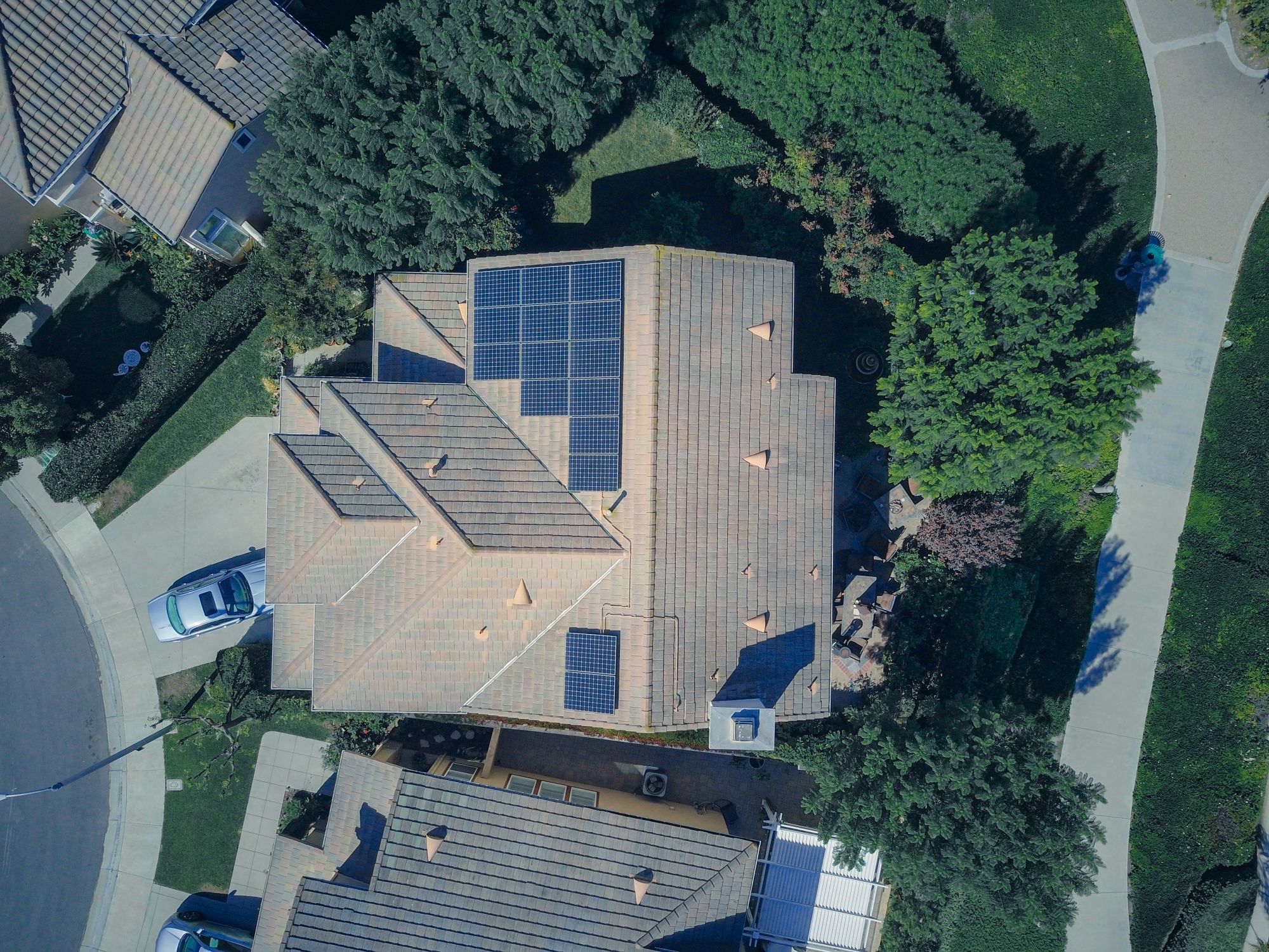 Luchtfoto van een woning met zonnepanelen op het dak