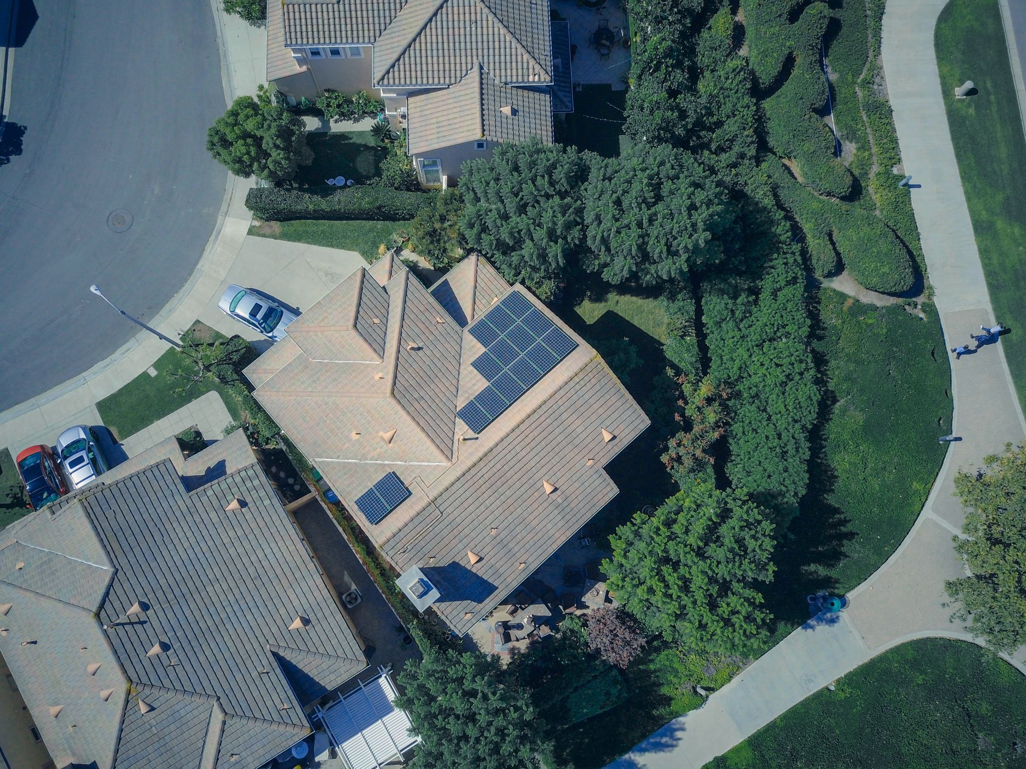 Luchtfoto van een woonwijk met zonnepanelen