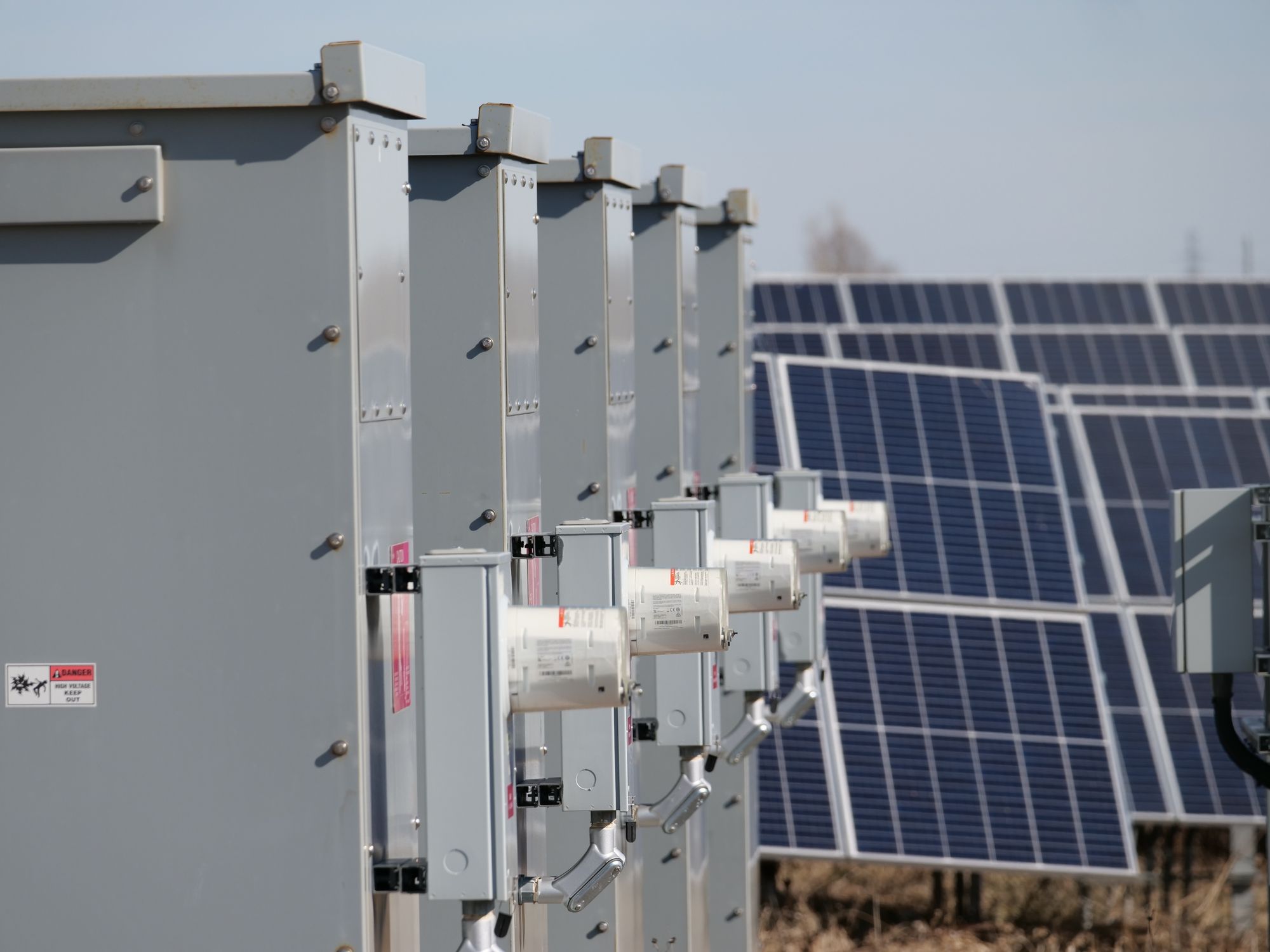 Aansluitkasten naast rijen zonnepanelen