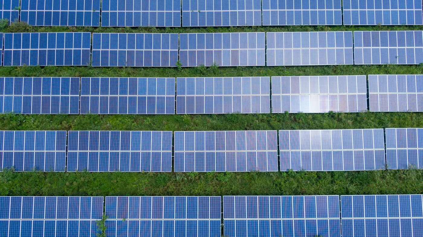 Rijen zonnepanelen van bovenaf gezien