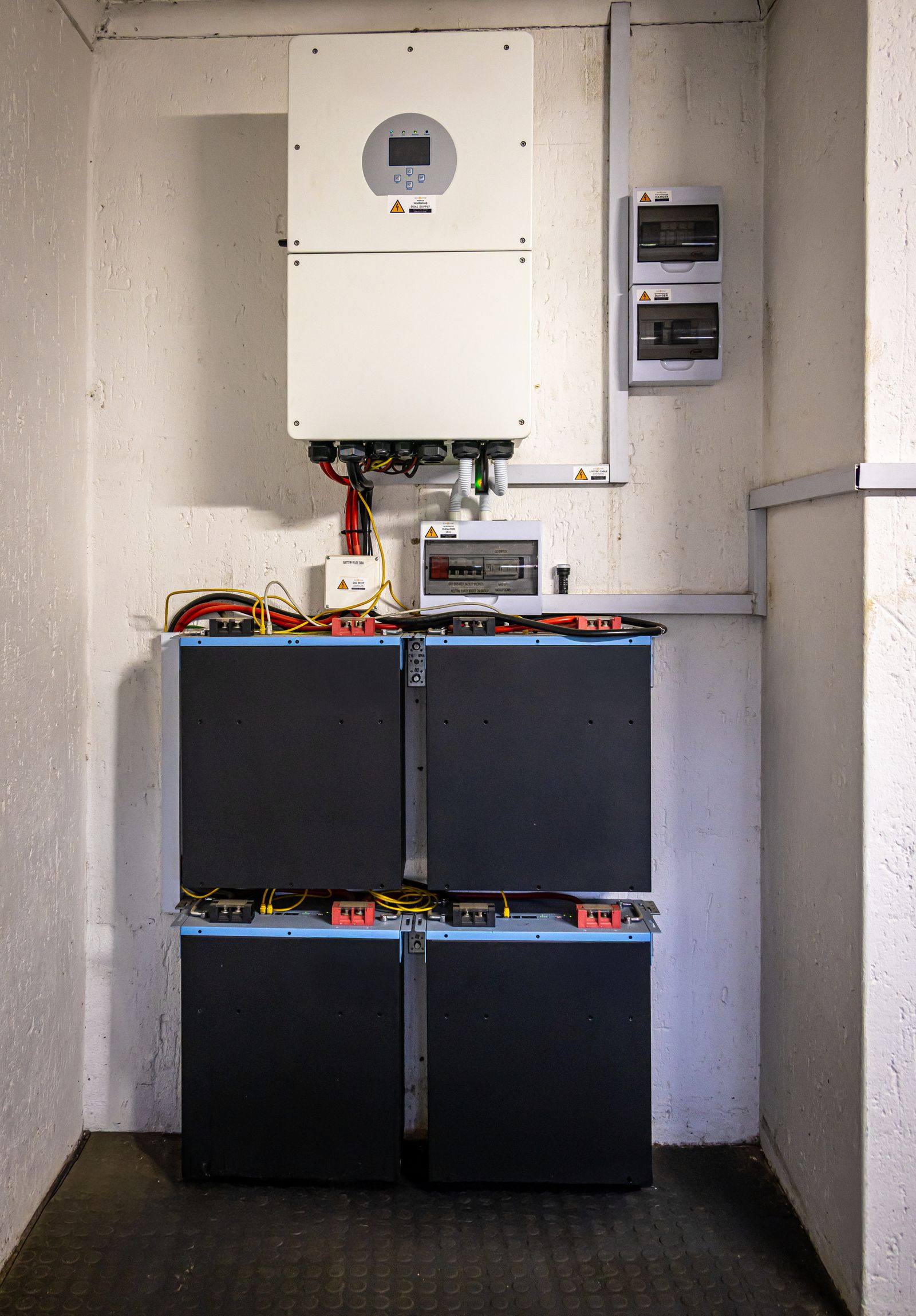 Thuisbatterijen met omvormer in een technische ruimte